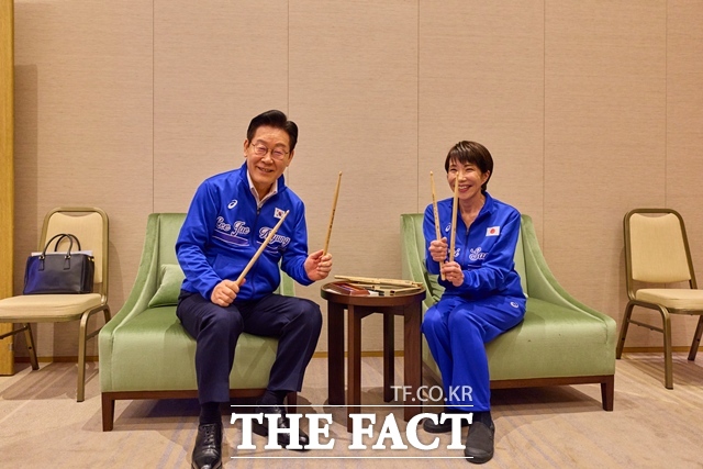 이재명 대통령은 19일 오후 고향인 경북 안동에서 다카이치 사나에 일본 총리와 정상회담과 만찬 등 일정을 소화한다. 이 대통령이 1월 13일(현지시간) 일본 나라에서 다카이치 총리와 정상회담을 가진 뒤 환담 자리에서 드럼스틱을 들고 기념촬영을 하고 있다. /청와대