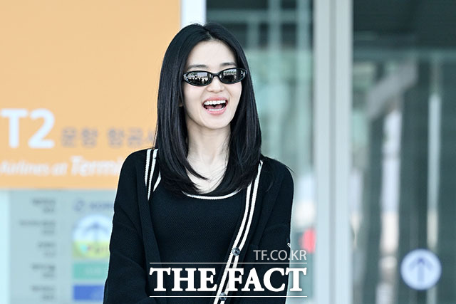 배우 김태리가 17일 오전 해외 일정 참석차 인천 중구 인천국제공항에서 프랑스 파리로 출국하며 포즈를 취하고 있다. /인천국제공항=서예원 기자