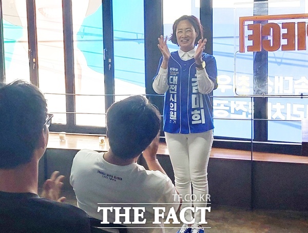 김미희 더불어민주당 대전시의원 후보가 16일 오후 대전 유성구 원내동 선거사무소에서 개소식을 열고 있다. /선치영 기자