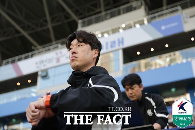 광주FC 이정규 감독이 16일 K리그1 인천과의 원정경기를 지휘하며 시간을 체크하고 있다. / 인천=K리그