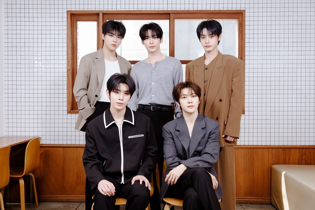 제로베이스원이 5인조로 재편한 후 첫 앨범인 미니 6집 Ascend-를 18일 발매했다. /웨이크원