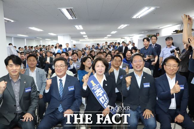 더불어민주당 추미애 경기도지사 후보가 17일 수원시 팔달구 선거사무소 발대식에서 참석자들과 파이팅을 외치고 있다. /추추선대위