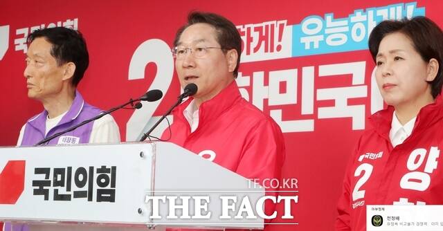 국민의힘 유정복 인천시장 후보가 17일 여의도 중앙당사에서 긴급 기자회견을 열고 박찬대 후보는 대장동식 개발을 적용하겠다는 망언 철회하고 인천시민의 자존심을 무시한 것에 대해 공개적으로 사죄하라고 촉구하고 있다. /정복캠프