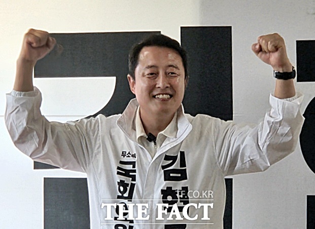 김혁종 후보가 17일 공주시 신관동 섬거사무소 개소식에서 필승을 외치고 있다. /김형중 기자