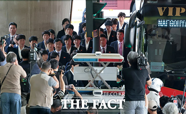 아시아축구연맹(AFC) 여자챔피언스리그 준결승전에 출전하는 북한 여자축구팀 ‘내고향여자축구단’이 17일 오후 인천국제공항 제1여객터미널을 통해 입국하고 있다. /인천국제공항=서예원 기자
