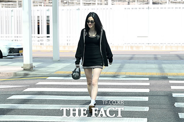 배우 김태리가 17일 오전 해외 일정 참석차 인천 중구 인천국제공항에서 프랑스 파리로 출국하며 포즈를 취하고 있다. /인천국제공항=서예원 기자