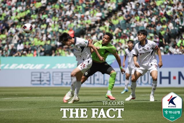 올해 금호고를 졸업하고 광주FC에 콜업된 19세 수비수 공배현이(왼쪽) 지난 5일 전북현대전에서 전북 모따와의 공중경합에서 볼을 따내고 있다./ 전주=K리그