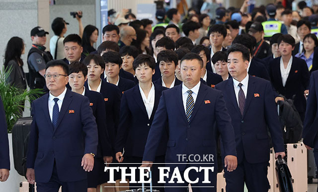아시아축구연맹(AFC) 여자챔피언스리그 준결승전에 출전하는 북한 여자축구팀 ‘내고향여자축구단’이 17일 오후 인천국제공항 제1여객터미널을 통해 입국하고 있다. /인천국제공항=서예원 기자