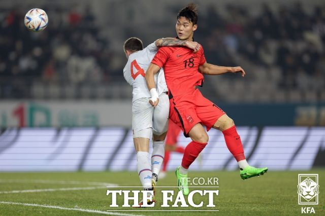 2022년 11월 아이슬란드 초청 평가전에서 한국대표팀 오현규가 공중볼 경합을 벌이고 있다./화성=KFA