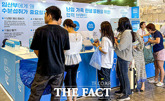 동아오츠카 포카리스웨트 이온워터가 14일부터 17일까지 경기도 고양시 킨텍스에서 열린 임신·출산·육아 박람회 ‘2026 킨텍스 코베 베이비페어&유아교육전’에 참가해 시민들에게 임산부 수분섭취 중요성을 알렸다. /동아오츠카