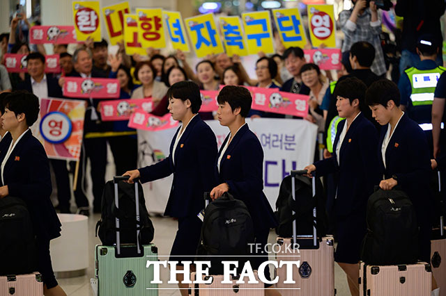 아시아축구연맹(AFC) 여자챔피언스리그 준결승전에 출전하는 북한 여자축구팀 ‘내고향여자축구단’이 17일 오후 인천국제공항 제1여객터미널을 통해 입국하고 있다. /인천국제공항=서예원 기자