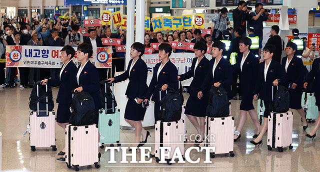아시아축구연맹(AFC) 여자챔피언스리그 준결승전에 출전하는 북한 여자축구팀 ‘내고향여자축구단’이 17일 오후 인천국제공항 제1여객터미널을 통해 입국하고 있다. /인천국제공항=서예원 기자