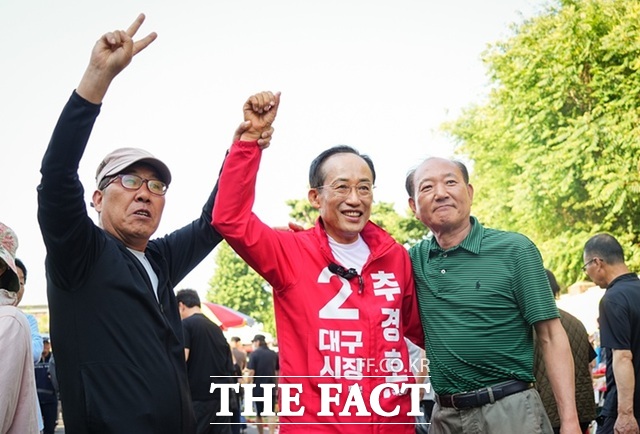 추경호 국민의힘 대구시장 후보가 17일 달성공원 새벽시장에서 시민들과 기념 촬영을 하고 있다. /추경호 선거 캠프