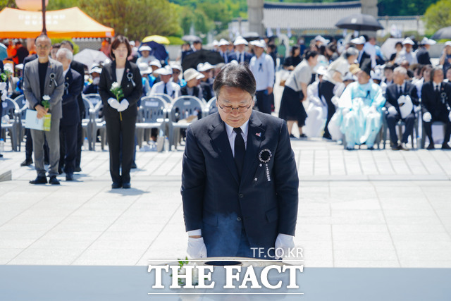 강기정 광주시장이 17일 국립5·18민주묘지에서 열린 제46주년 5·18민주화운동 추모식에서 헌화하고 있다. /광주시