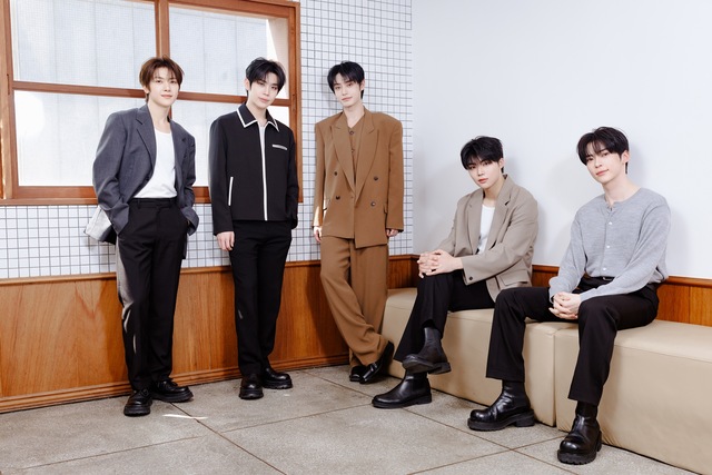 제로베이스원은 팀의 뿌리가 되는 정체성은 유지하면서 재편에 걸맞게 새로운 방향성을 택했다. 전자는 청춘이고 후자는 미니멀리즘이다. /웨이크원
