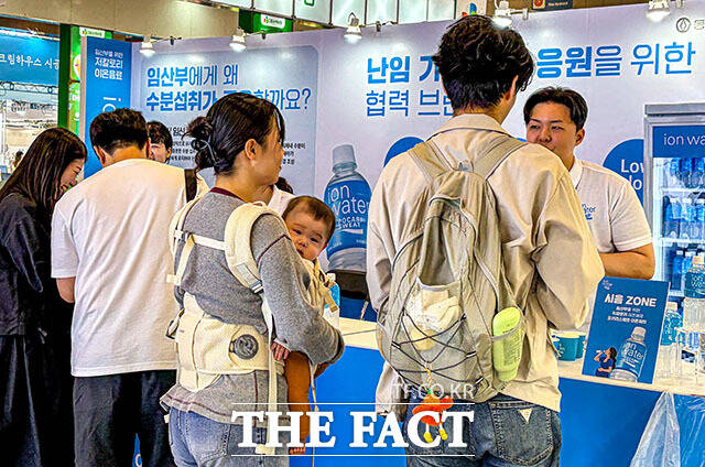 동아오츠카 포카리스웨트 이온워터가 14일부터 17일까지 경기도 고양시 킨텍스에서 열린 임신·출산·육아 박람회 ‘2026 킨텍스 코베 베이비페어&유아교육전’에 참가해 시민들에게 임산부 수분섭취 중요성을 알렸다. /동아오츠카