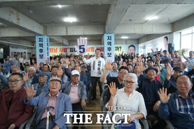 김혁종 후보가 17일 공주시 신관동 선거사무소에서 개소식을 갖고 있다. /김혁종 캠프