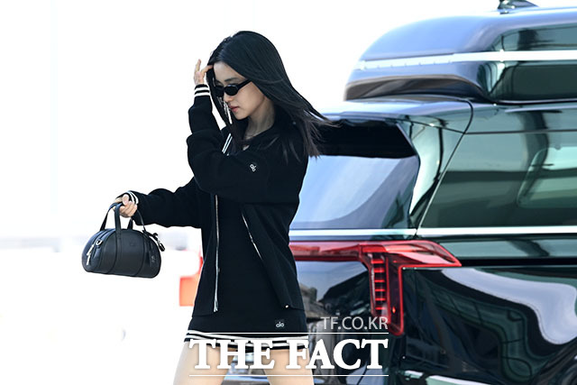 배우 김태리가 17일 오전 해외 일정 참석차 인천 중구 인천국제공항에서 프랑스 파리로 출국하며 포즈를 취하고 있다. /인천국제공항=서예원 기자