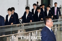  남색 단복 입은 북한 '내고향축구단' 입국 [포토]