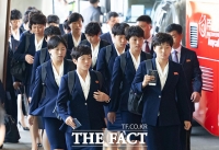  한 손에 여권 꼭 쥐고 입국하는 '내고향 축구단' [포토]