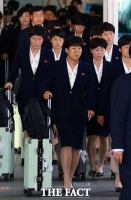  '남색 단복·구두 신고' 한국 도착한 '내고향축구단' [포토]