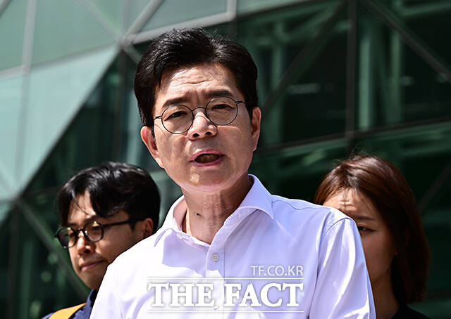 정원오 더불어민주당 서울시장 후보가 18일 오후 서울 종로구 서울시청 앞에서 기자회견을 열고 공약발표를 하고 있다. /배정한 기자