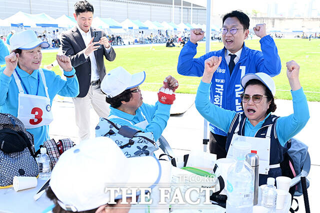 노인건강체육대회 참석해 참석자들과 인사 나누는 김남준 더불어민주당 계양을 재보궐선거 후보(오른쪽).