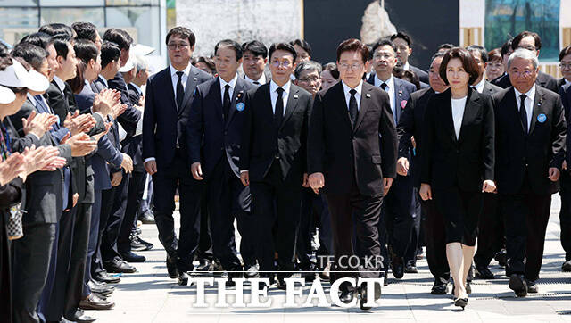 기념식장에 입장하는 이재명 대통령과 김혜경 여사.