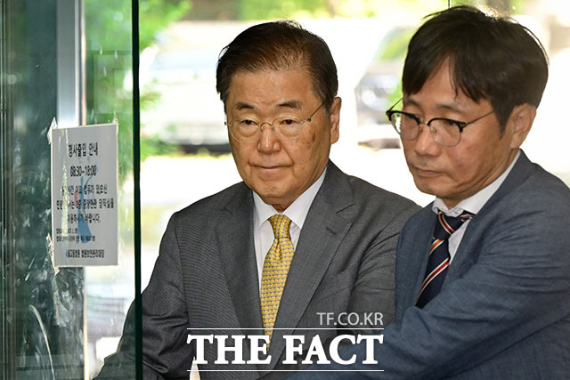 사드기밀 유출 관련 직권남용권리행사방해 등 혐의를 받는 정의용 전 국가안보실장이 18일 오전 서울 서초구 서울중앙지방법원에서 열린 공판에 출석하고 있다. /서예원 기자