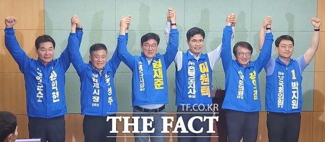 18일 전주시 완산구 전북도의회 브리핑룸에서 새만금 특별자치단체연합 추진과 관련한 기자회견이 열린 가운데 더불어민주당 이원택 전북도지사 후보(왼쪽 네 번째)와 김의겸(군산·김제·부안갑)·박지원(군산·김제·부안을) 국회의원 후보, 김재준 군산시장 후보, 정성주 김제시장 후보, 권익현 부안군수 후보가 기념 촬영을 하고 있다. /이원택 선거캠프