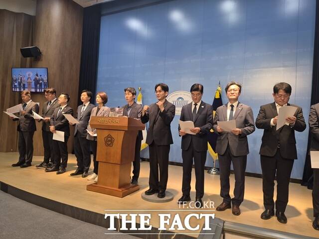 민주당 행정안전위원회 위원들이 18일 오후 국회에서 삼성역 철근 누락 사건과 관련한 기자회견을 하고 있다. /신진환 기자