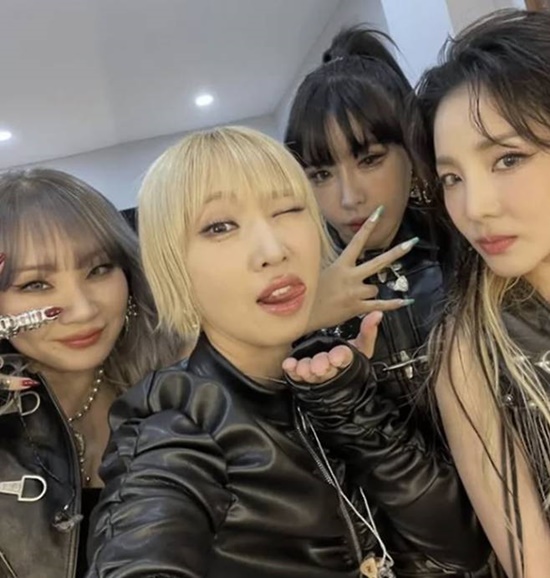 시간이 지나도 투애니원은 투애니원이다. 17일 투애니원 데뷔 17주년을 맞아 산다라박이 공개한 한 장의 사진, 블랙 레더 스타일 의상을 맞춰 입은 씨엘, 공민지, 산다라박, 그리고 박봄까지, 네 사람은 밝은 표정으로 장난기 넘치는 포즈를 취했다. /산다라박 SNs