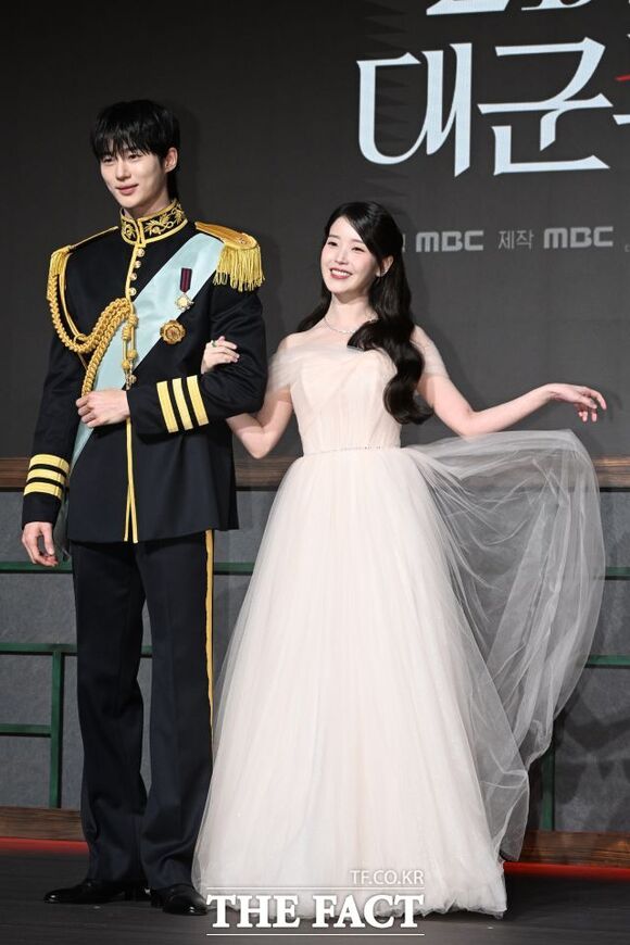 배우 변우석(왼쪽)과 아이유가 MBC 드라마 21세기 대군부인의 역사 왜곡 논란과 관련해 입장을 전했다. 사진은 지난달 6일 개최된 21세기 대군부인 제작발표회에 참석한 모습. /김성렬 기자
