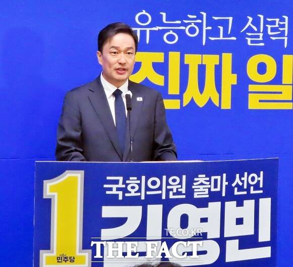 김영빈 더불어민주당 공주·부여·청양 국회의원 후보가 18일 공주시청 브리핑룸에서 기자회견을 갖고 보궐선거 출마를 선언하고 있다. /김형중 기자