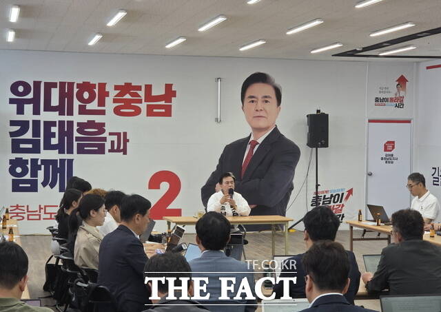 김태흠 국민의힘 충남도지사 후보가 18일 미디어데이 현장에서 취재진과 질의응답을 진행하고 있다. /정효기 기자