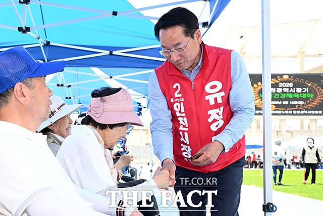 노인건강체육대회에서 시민들에게 인사하는 유정복 국민의힘 인천시장 후보(오른쪽).