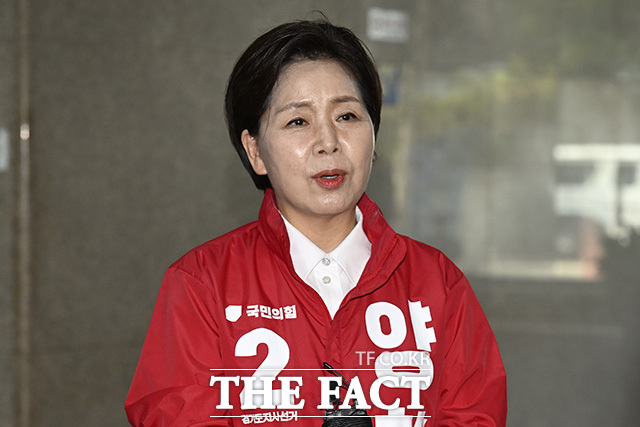 양향자 국민의힘 경기도지사 후보가 18일 오후 서울 서초구 영포빌딩에서 이명박 전 대통령을 예방한 후 취재진의 질의에 답하고 있다. /송호영 기자