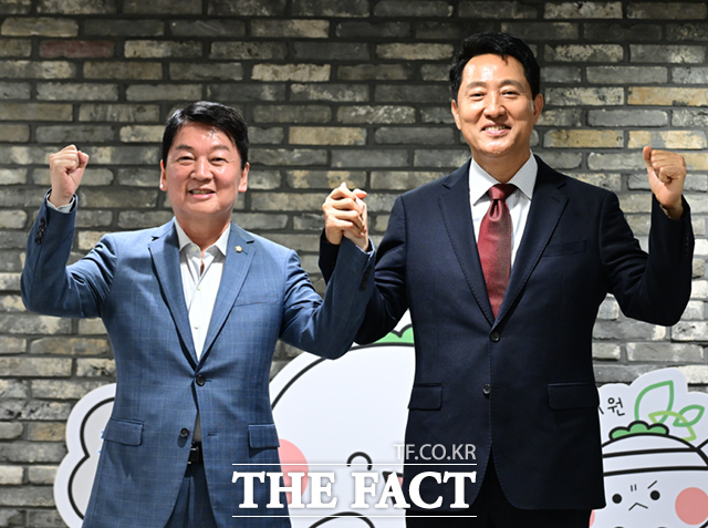 오세훈 국민의힘 서울시장 후보와 안철수 국민의힘 의원이 18일 서울 청년취업사관학교 영등포캠퍼스를 방문해 청년들과 간담회한 뒤 손을 맞잡은 채 기념촬영하고 있다. /이새롬 기자