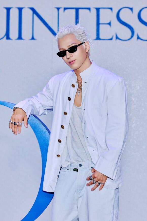 태양은 18일 오후 6시 'QUINTESSENCE'를 각 음악 사이트에 발매하고 본격적인 신작 활동을 시작한다./더블랙레이블