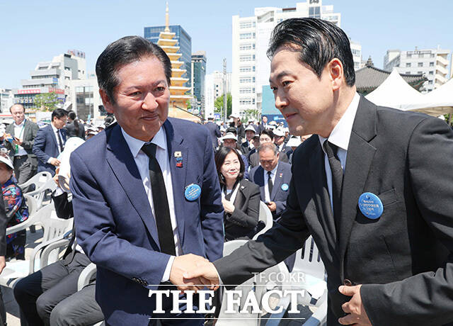 정청래 대표와 장동혁 대표가 악수하고 있다. /광주=뉴시스