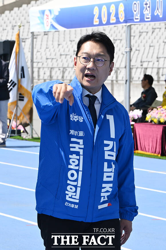 노인건강체육대회 참석해 참석자들과 인사 나누는 김남준 더불어민주당 계양을 재보궐선거 후보(오른쪽).