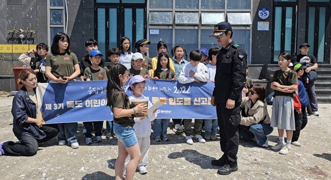 제3기 독도 어린이 의용수비대 대원들이 독도경비대원들에게 위문편지를 전달하고 있다. /독도사랑운동본부