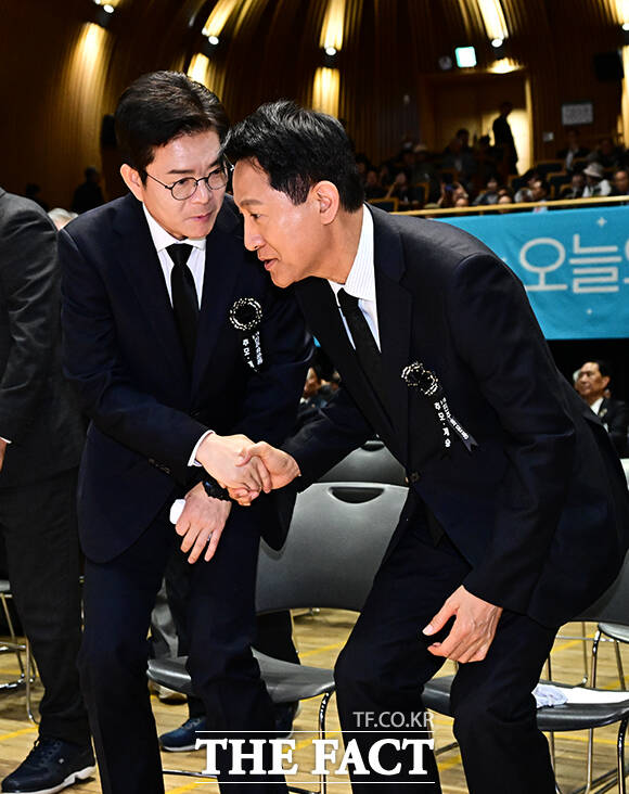 인사하는 오세훈 국민의힘 서울시장 후보(왼쪽)와 정원오 더불어민주당 서울시장 후보.