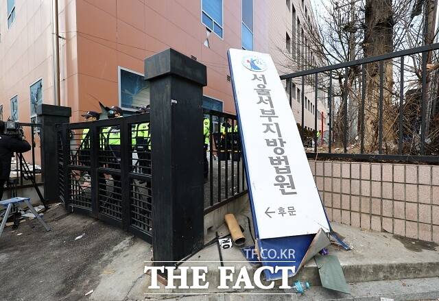 서부지법 폭동에 가담해 취재진을 폭행한 4명이 1심에서 집행유예를 선고 받았다. /뉴시스