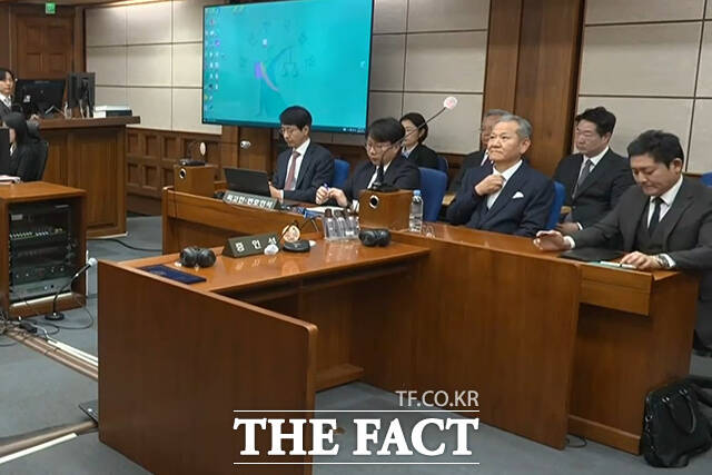 이상민 전 행정안전부 장관이 지난 2월 12일 오후 서울 서초구 서울중앙지방법원에서 열린 내란 중요임무 종사 등 혐의 1심 선고공판에 출석해 옷매무새를 가다듬고 있다. /서울중앙지방법원