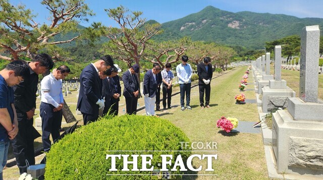 18일 국립대전현충원 독립유공자 묘역에서 공주고등학교 공주·대전 동문회 간부진과 재학생 대표 등이 묵념하고 있다. /이병수 기자