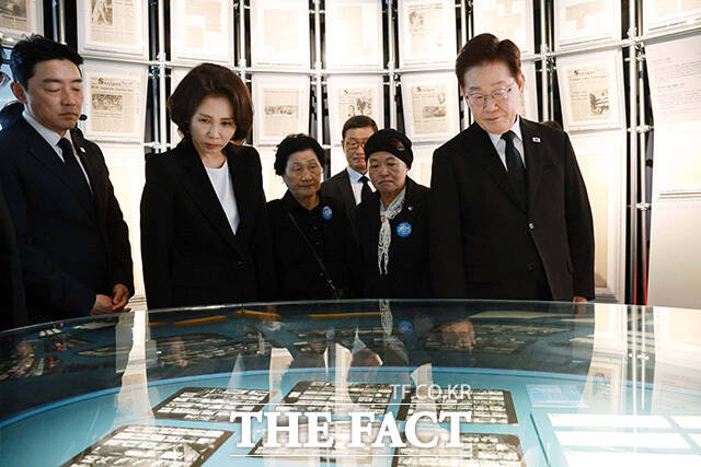 이재명 대통령과 김혜경 여사가 광주 동구 옛 전남도청에 개관한 전시실을 살펴보고 있다. /광주=뉴시스