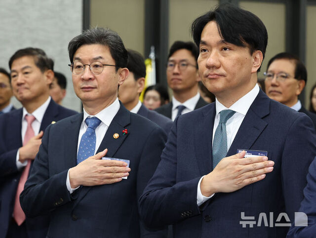 업비트·빗썸의 1분기 실적 쇼크와 코인원의 FIU 제재 불복 소송까지 겹치며, 이억원(사진 왼쪽) 금융위원장 체제 아래 국내 디지털자산 산업이 시장 침체와 규제 강화, 입법 지연이라는 복합 악재 속에서 구조적 위기에 직면하고 있다는 평가가 확산하고 있다. /뉴시스