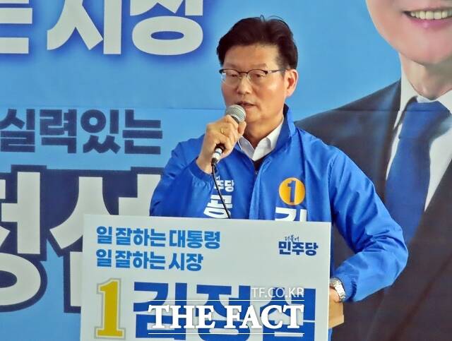 김정섭 민주당 공주시장 후보가 지산의 선거사무소에서 공약을 발표하고 있다. /김형중 기자