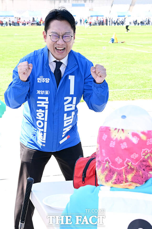 노인건강체육대회 참석해 참석자들과 인사 나누는 김남준 더불어민주당 계양을 재보궐선거 후보(오른쪽).